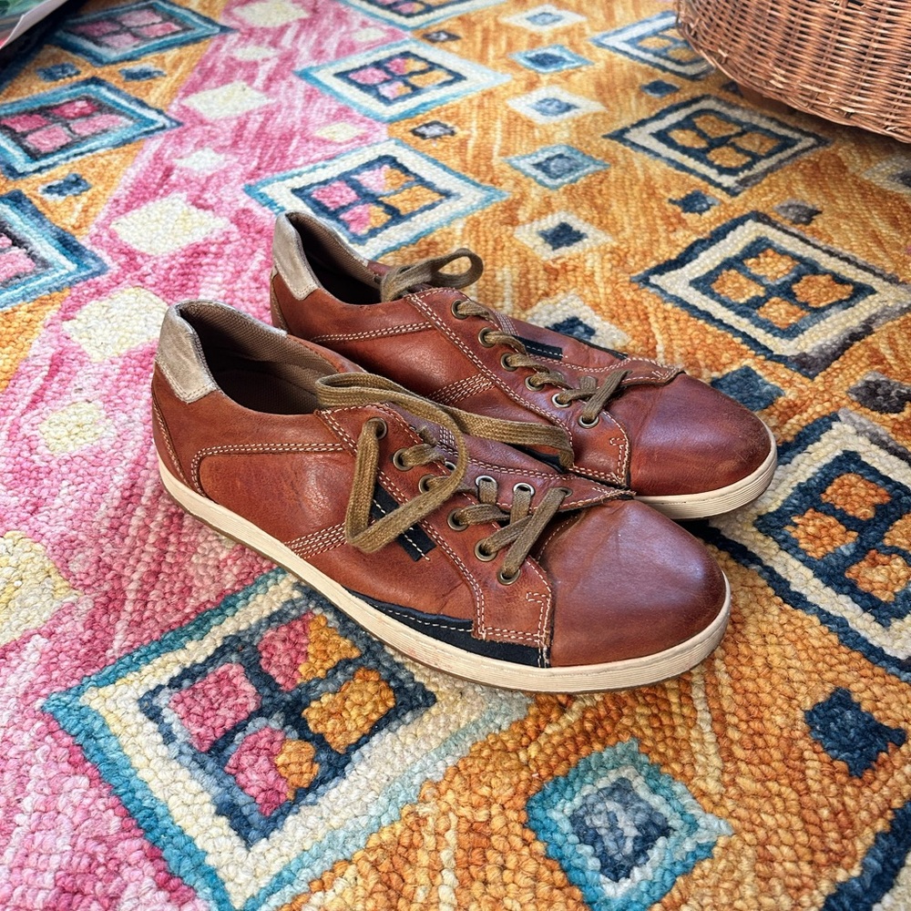 Men’s 8.5, Women’s 9.5/10. Leather lace up sneakers!